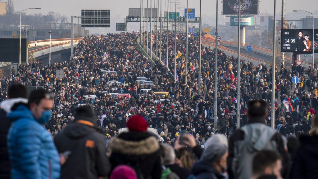 Útblokáddal tiltakoztak több ezren Szerbiában