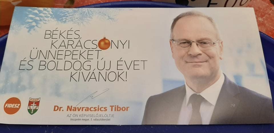 Üdvözlőlap hirdeti, hogy Navracsics Tibor elindul Tapolcáért