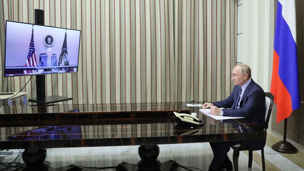 Éjszakába nyúló telefonbeszélgetést folytatott Biden és Putyin