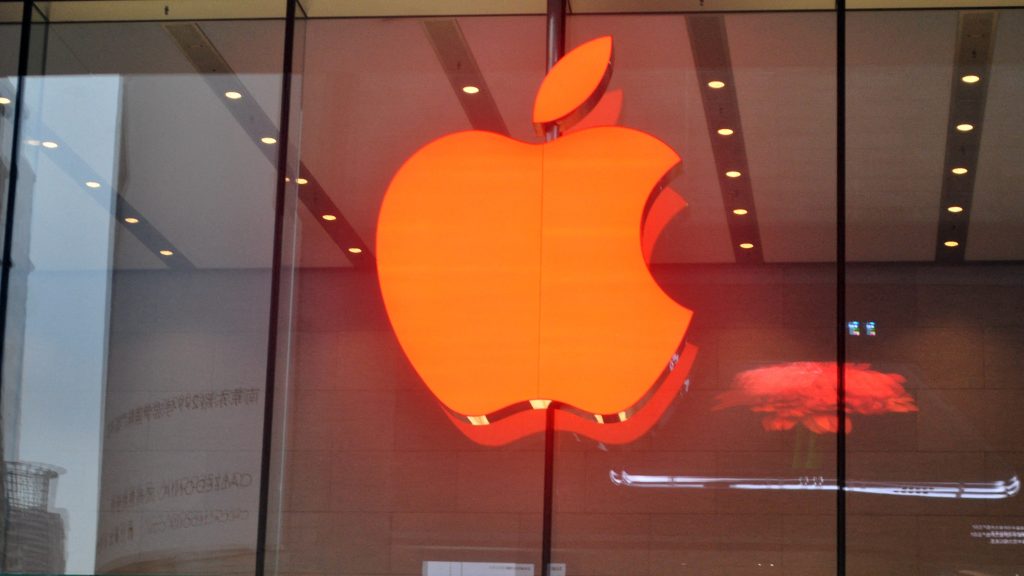 Pirossá vált néhány üzletben az Apple logója