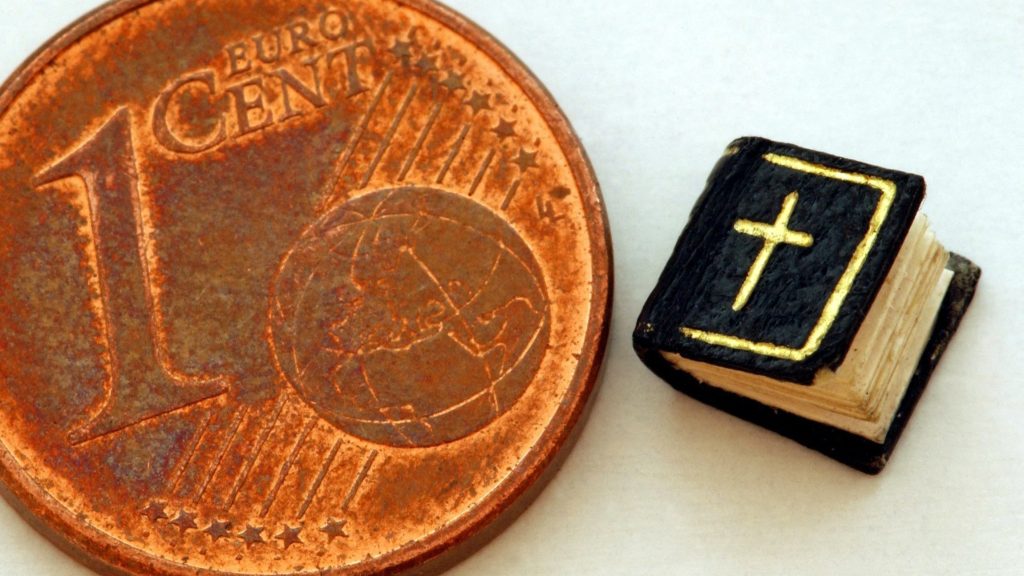 Másfél millió forintért kelt el a világ egyik legkisebb könyve, ami akkora, mint egy ceruzahegy