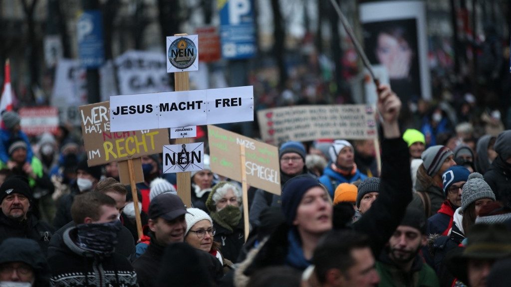 Tízezrek tüntettek Bécsben a járványügyi korlátozások ellen