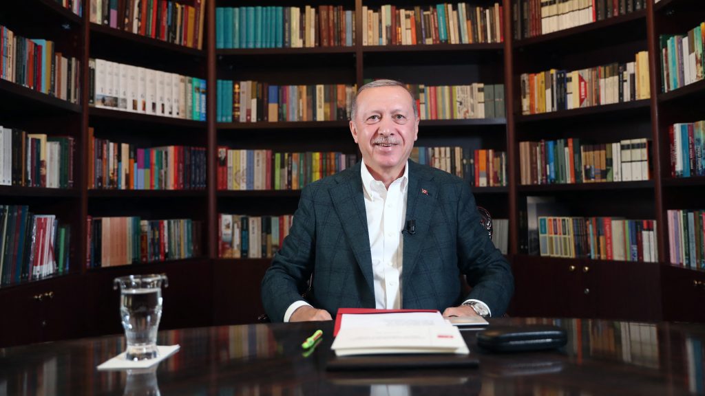 Megint a közösségi médiától óvja az embereket a török elnök