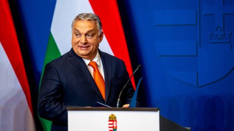 Blikk: Orbán óév búcsúztató videójában Varga Viktor és Singh Viki is éneklik a paradicsomos mulatóst