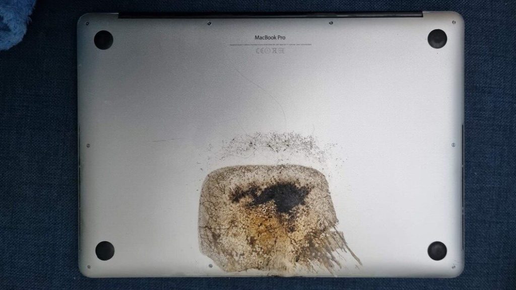Az ágy alatt gyulladt ki egy MacBook Pro