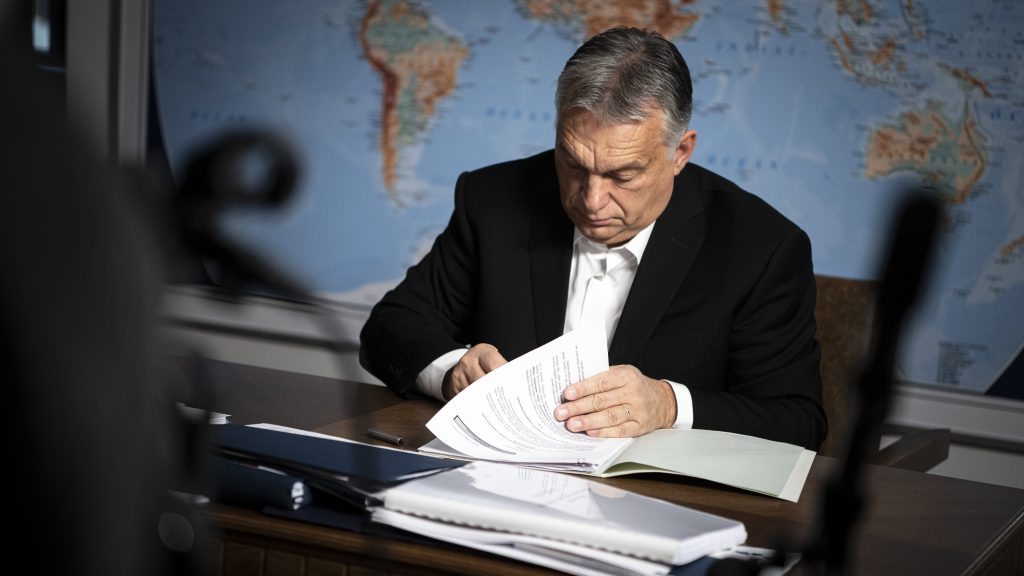 Orbán Viktor december 6-án írta alá a 20 százalékos béremelésről szóló rendeletet