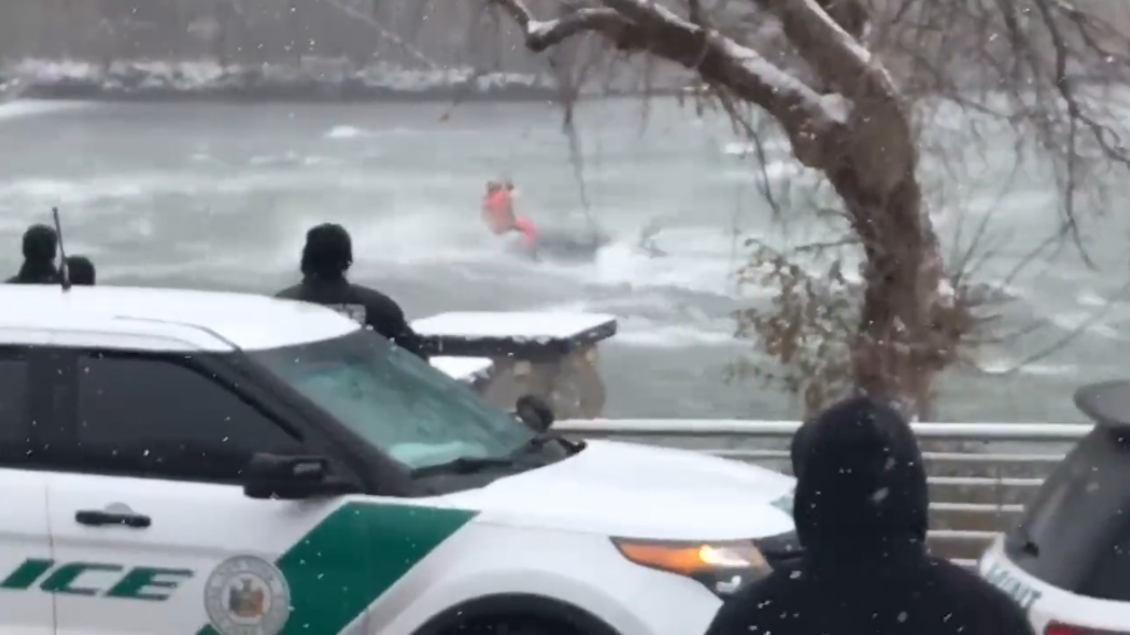 Autó esett a Niagara folyóba az egyik vízesés közelében ? videó