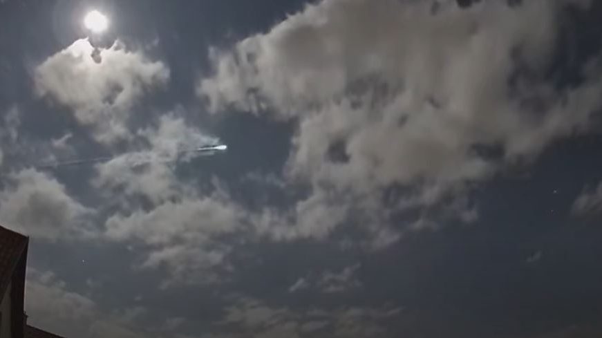 Videón a látványos meteor, ami péntek este szelte át az égboltot