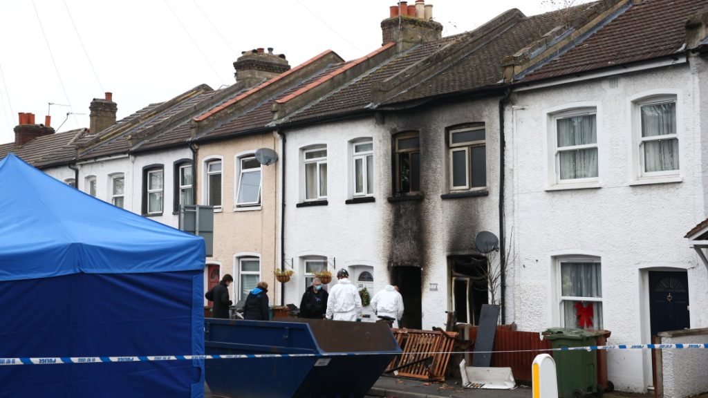 Két ikerpár halt meg egy angliai lakástűzben