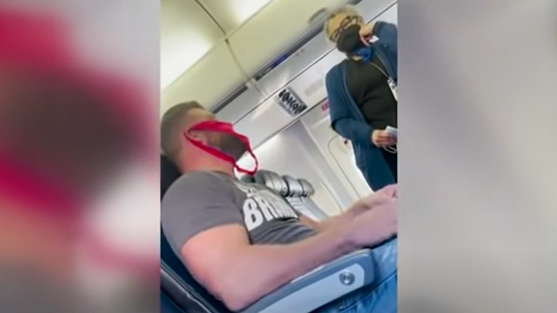 Piros tangát vett fel maszk helyett a repüléshez, a légitársaság kitiltotta az összes járatáról