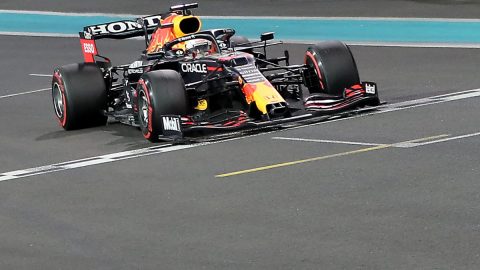 Három nappal a világbajnoki cím eldőlése után lovaggá ütik Lewis Hamilton