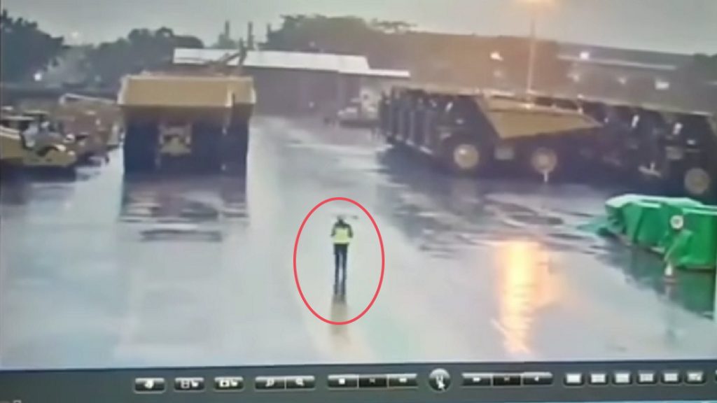 Videón, ahogy villám csap egy esernyős férfiba