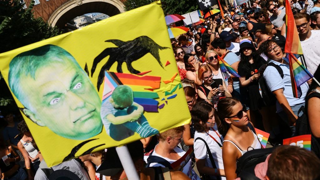Elferdített tényekkel magyarázta a Fidesz, miért kell a homofób népszavazás