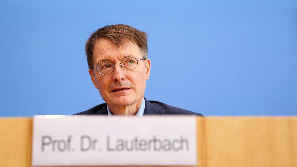 Támogatja a Covid-oltás kötelezővé tételét a német egészségügyi miniszter