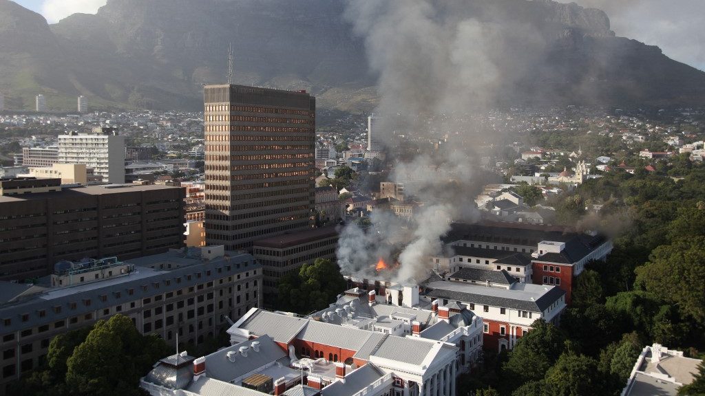 Lángokban áll a dél-afrikai parlament épülete
