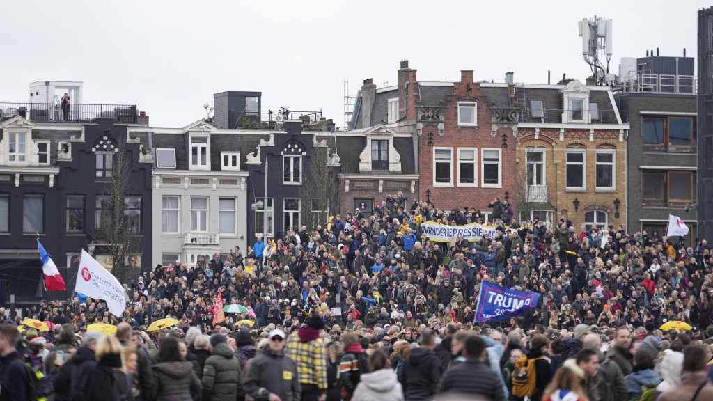 Rohamrendőrök oszlattak fel egy covid-tüntetést Amszterdamban