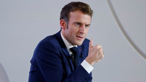 Elfogadták Macron oltatlanokat zaklató törvényét