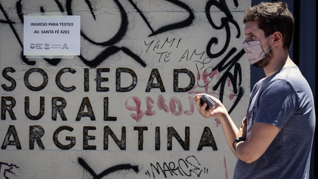 Egy nap alatt több mint százezer új fertőzöttet regisztráltak Argentínában
