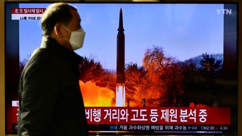 Észak-Korea egymás után lövi ki rakétáit