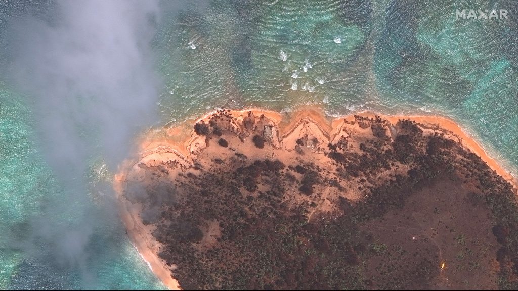 Tongában csaknem a teljes lakosságot érintette a kitörés után kialakult szökőár és a vulkáni hamu