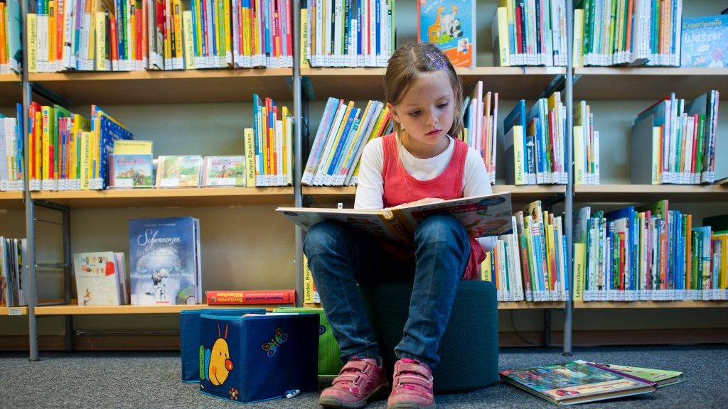 Kézzel írt könyvét hagyta ott a könyvtárban egy nyolcéves fiú, éves várólista van rá