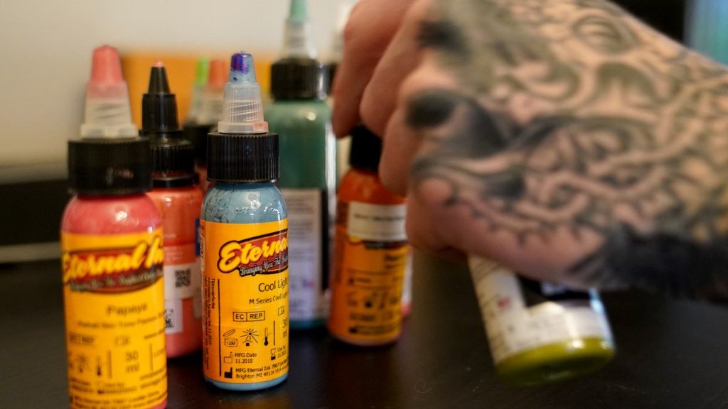 Megmenti az EU a tetoválásra vágyókat a veszélyes festékektől