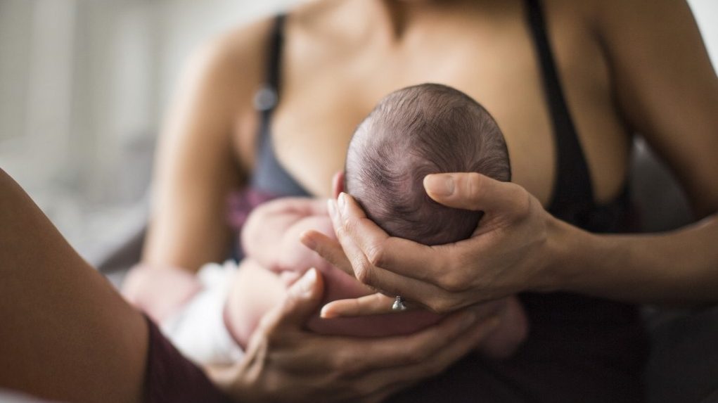 Szoptatással átadhatják antitesteiket a babának az oltott anyák