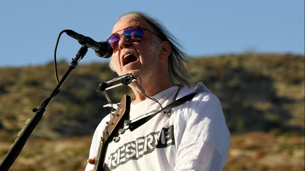 Oltásellenesnek tartott podcast miatt hagyná ott a Spotifyt Neil Young