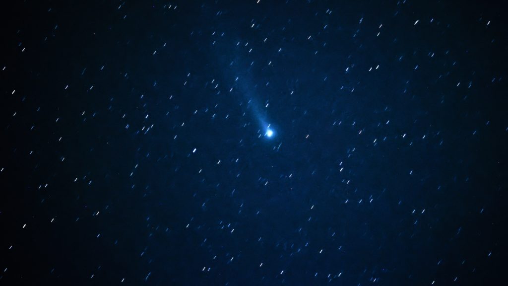 Elképesztő fotó született a látványos üstökösről