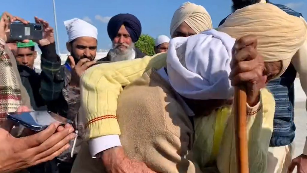 Egy testvérpár 74 év után találkozott újra Pakisztánban, videón a viszontlátás megható pillanatai