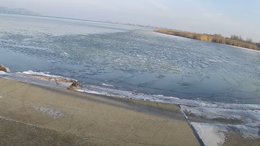 Összefüggő, de életveszélyes jégréteg alakult ki a Balaton déli partján