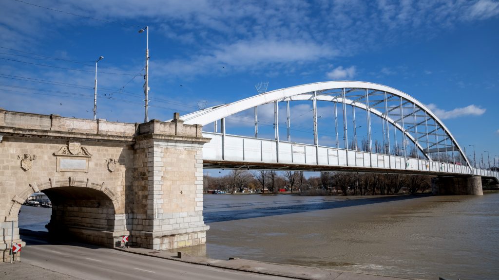 Meghalt a szegedi hídról Tiszába zuhanó nő