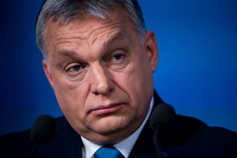 Orbán Viktort hiába kérdezték arról, miért csak egy penészes pince bérlésére elég egy kezdő tanár fizetése
