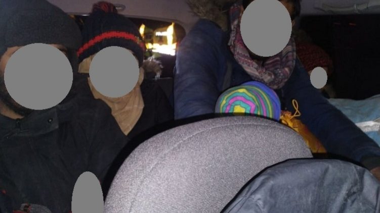 Csomagtartóban vitte a gyerekeket egy szerb sofőr