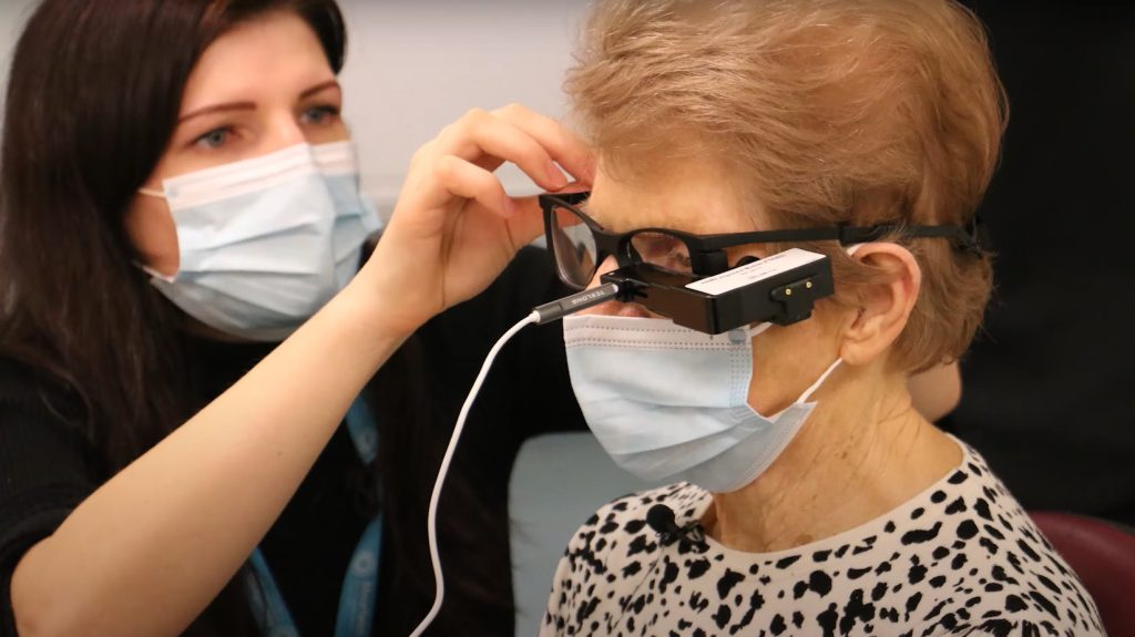 Szemimplantátummal kapta vissza a látását egy 88 éves brit nő