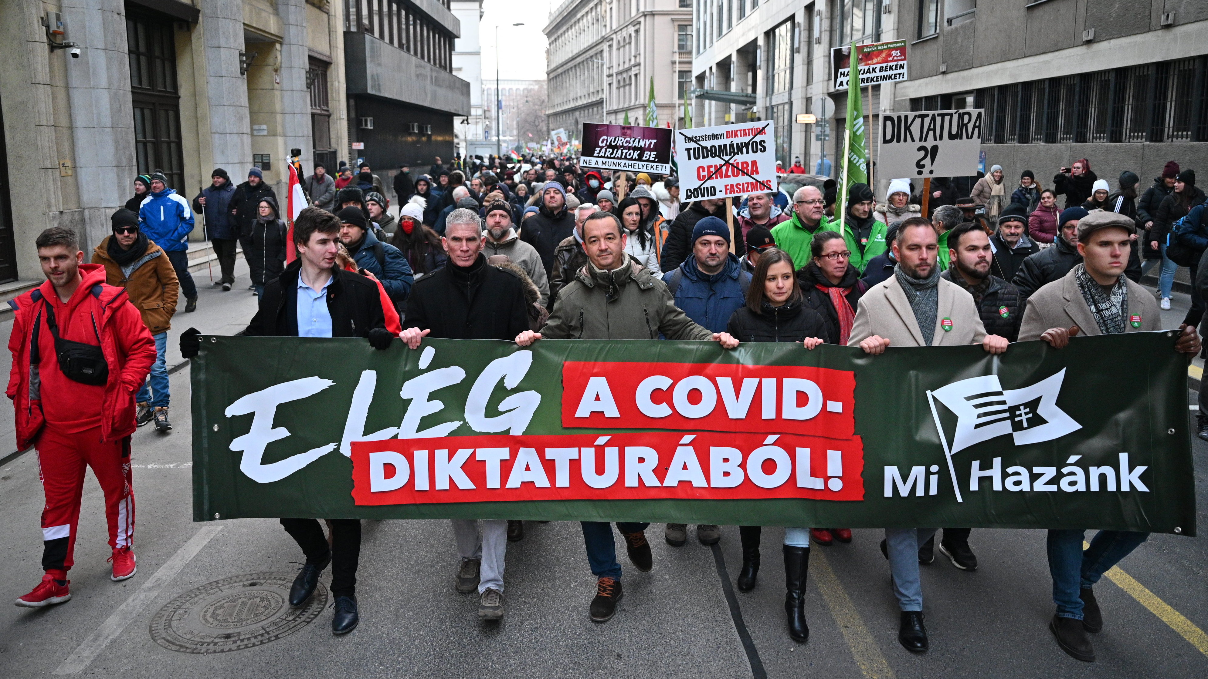 Covid-diktatúrázó demonstrációval melegít a választásra a Mi Hazánk | 24.hu