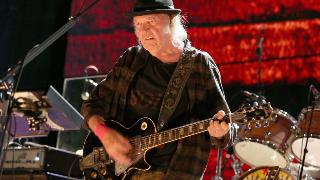 Oltásellenesek miatt tette elérhetetlenné Neil Young zenéit a Spotify