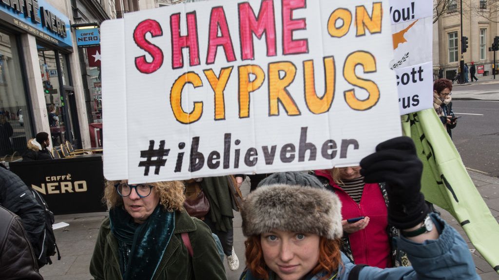 Felmentették a brit nőt, akit azzal vádoltak, kitalálta, hogy tizenketten erőszakolták meg Cipruson