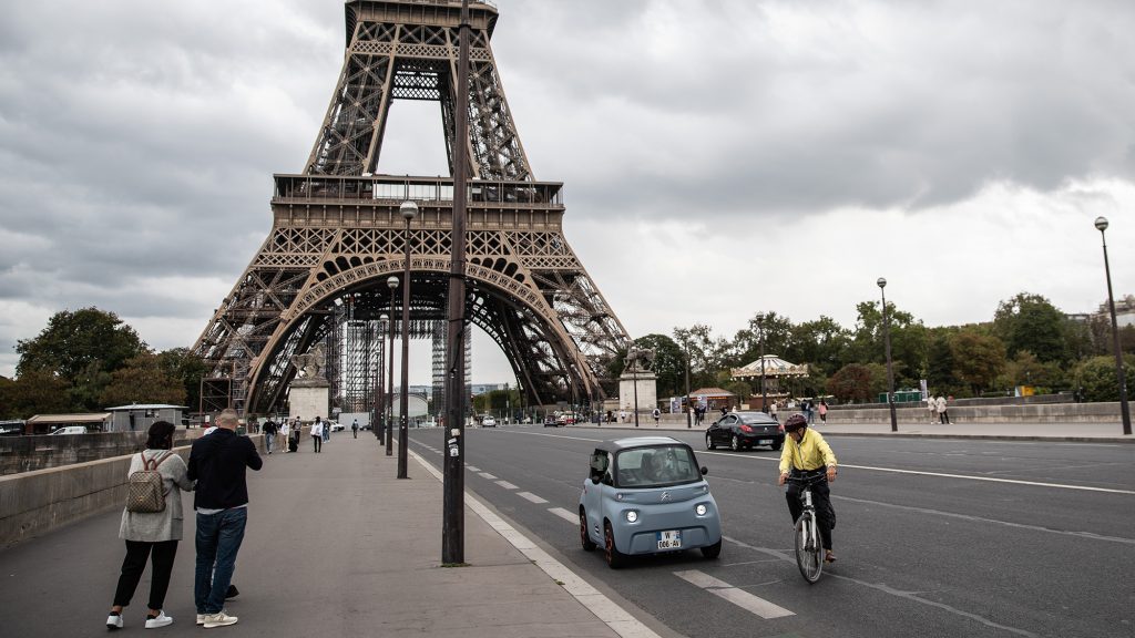 Egyedi autófeljáró is kapcsolódhatna ma az Eiffel-toronyhoz
