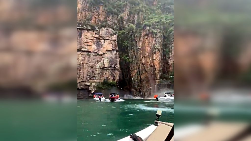 Hatalmas sziklatömb zuhant turistahajók közé Brazíliában