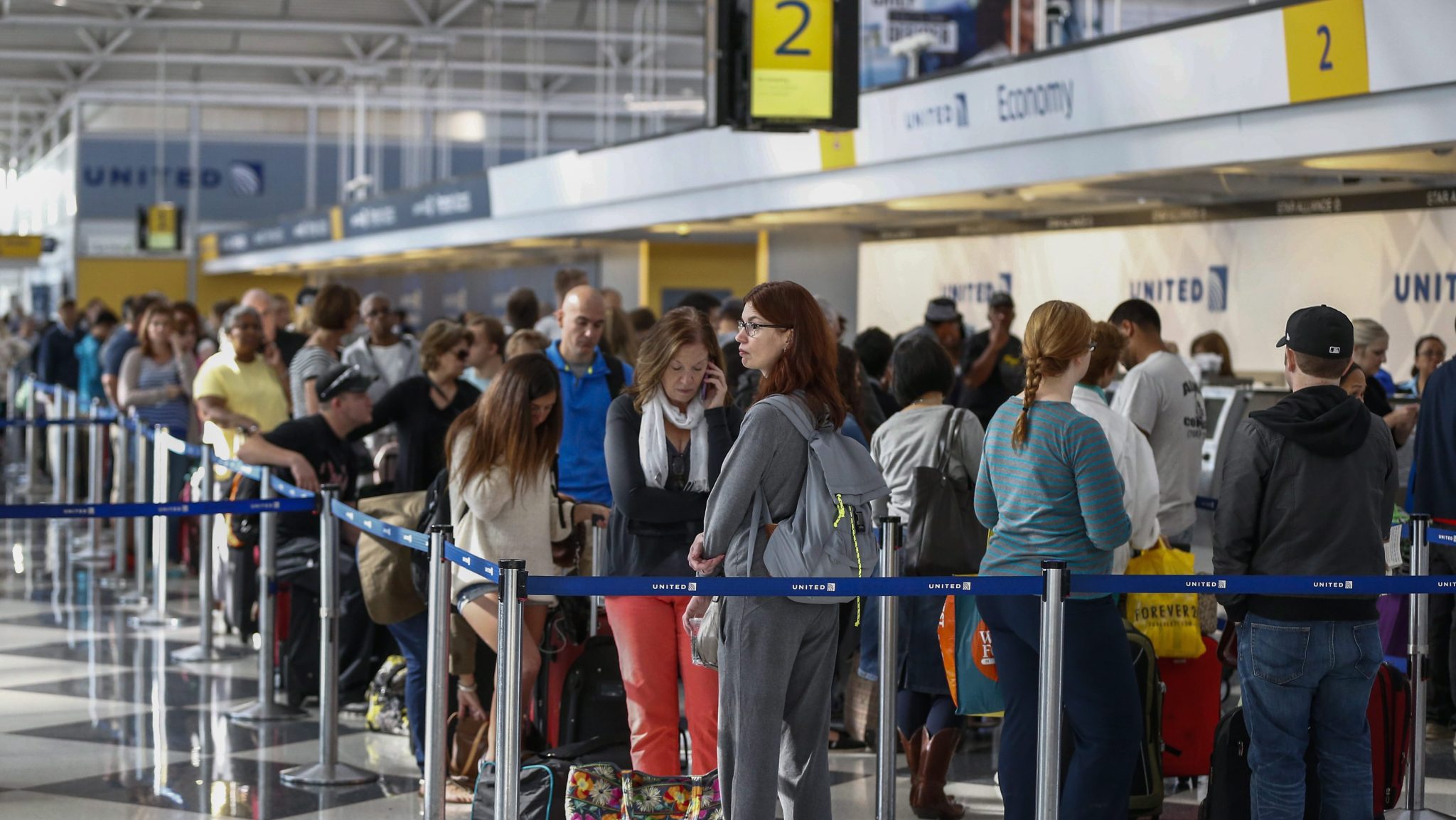 Толпа людей в аэропорту. Люди в аэропорту. Шереметьево толпа. Очередь на регистрацию в аэропорту. Стойка регистрации в аэропорту шереметьево.