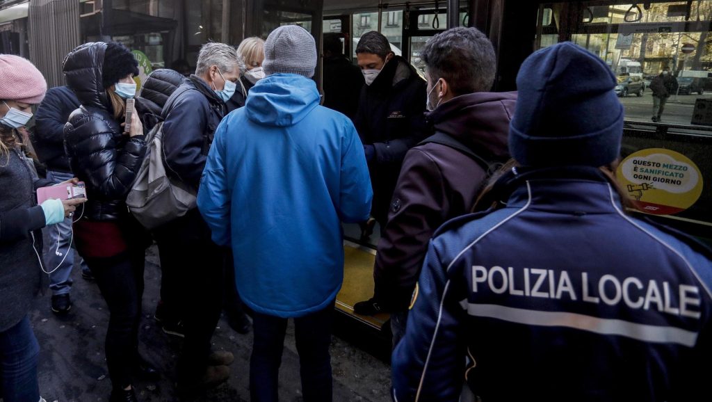 Két fiatal férfit őrizetbe vettek a szilveszteri milánói zaklatások gyanúsítottjai közül