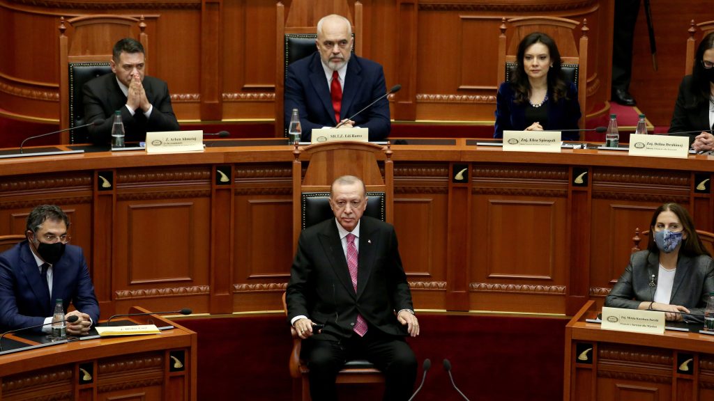 Erdogan a statisztikai hivatal elnökének kirúgásával küzd az infláció ellen