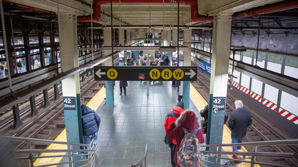 A metró alá löktek egy nőt New Yorkban