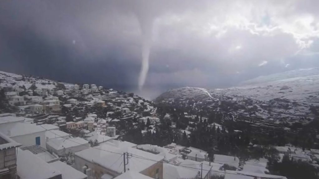 Videón, amint tornádó kíséri a hóvihart Görögországban