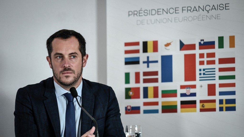 Árulással vádolja pártja a francia Nemzeti Tömörülés alelnökét