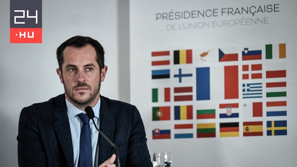 Árulással vádolja pártja a francia Nemzeti Tömörülés alelnökét