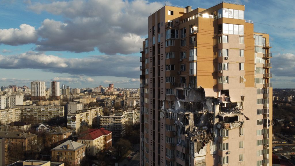 Ketten meghaltak és hatan súlyosan megsérültek a kijevi lakóházat ért rakétatámadásban