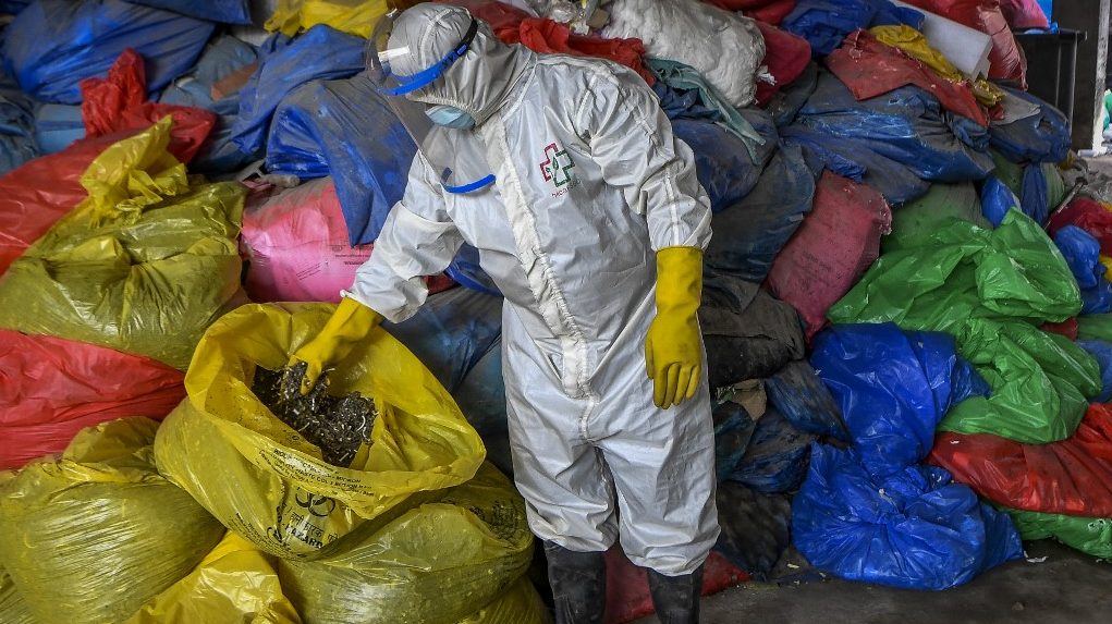 Egészségügyi kockázatot jelent a COVID miatt összegyűlt rengeteg veszélyes hulladék