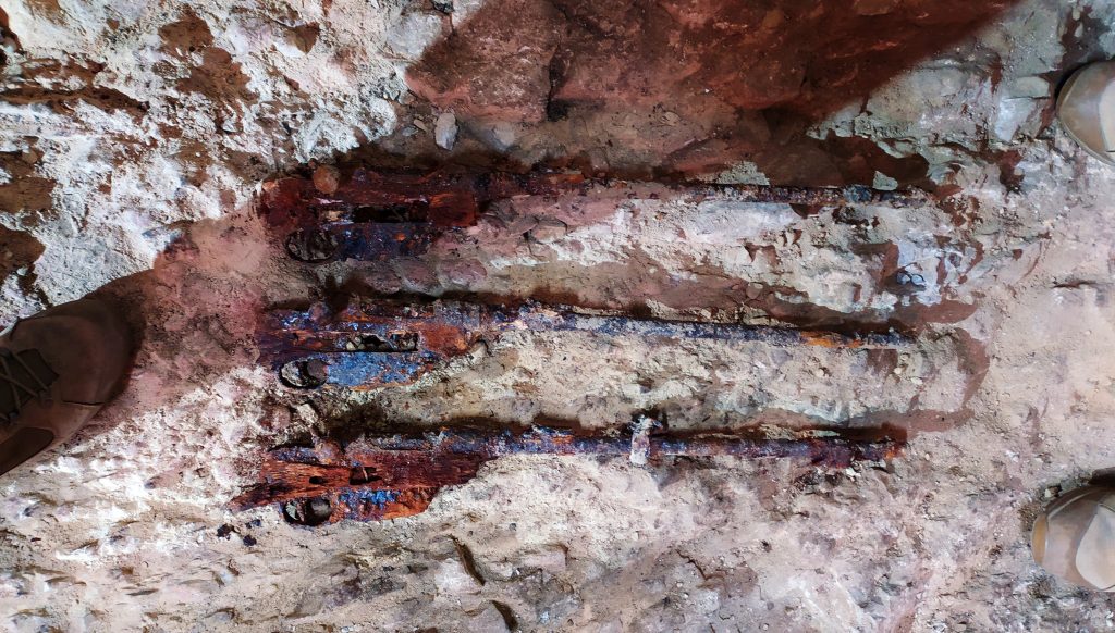 Százéves fegyvereket, lőszereket találtak a Veszprémi Érsekség alagsorában zajló ásatáson